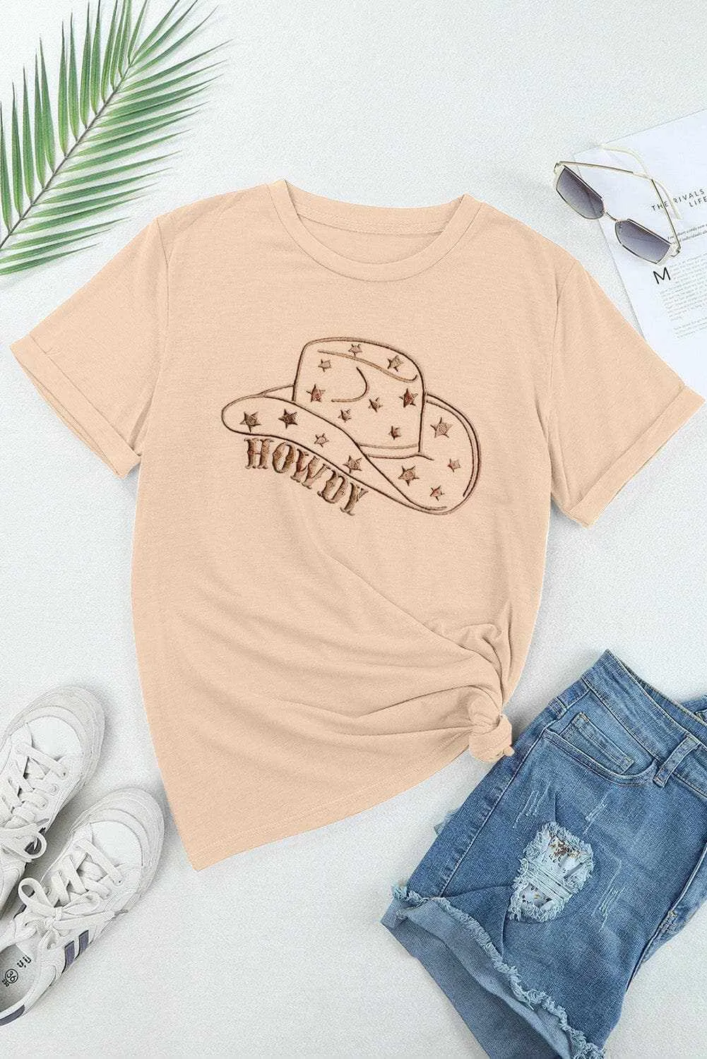 Chic hat graphic tee for casual wear