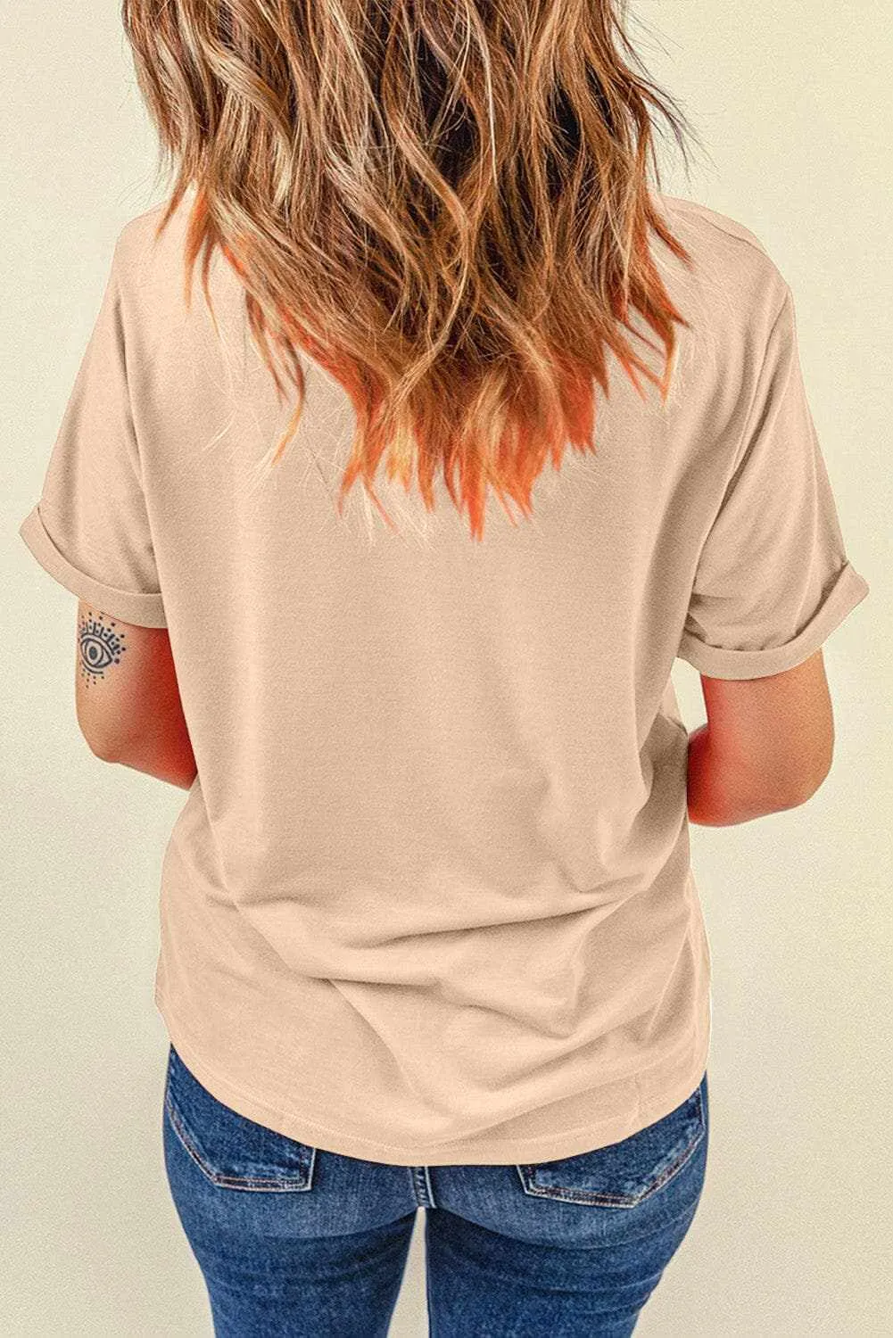 Chic hat graphic tee for casual wear