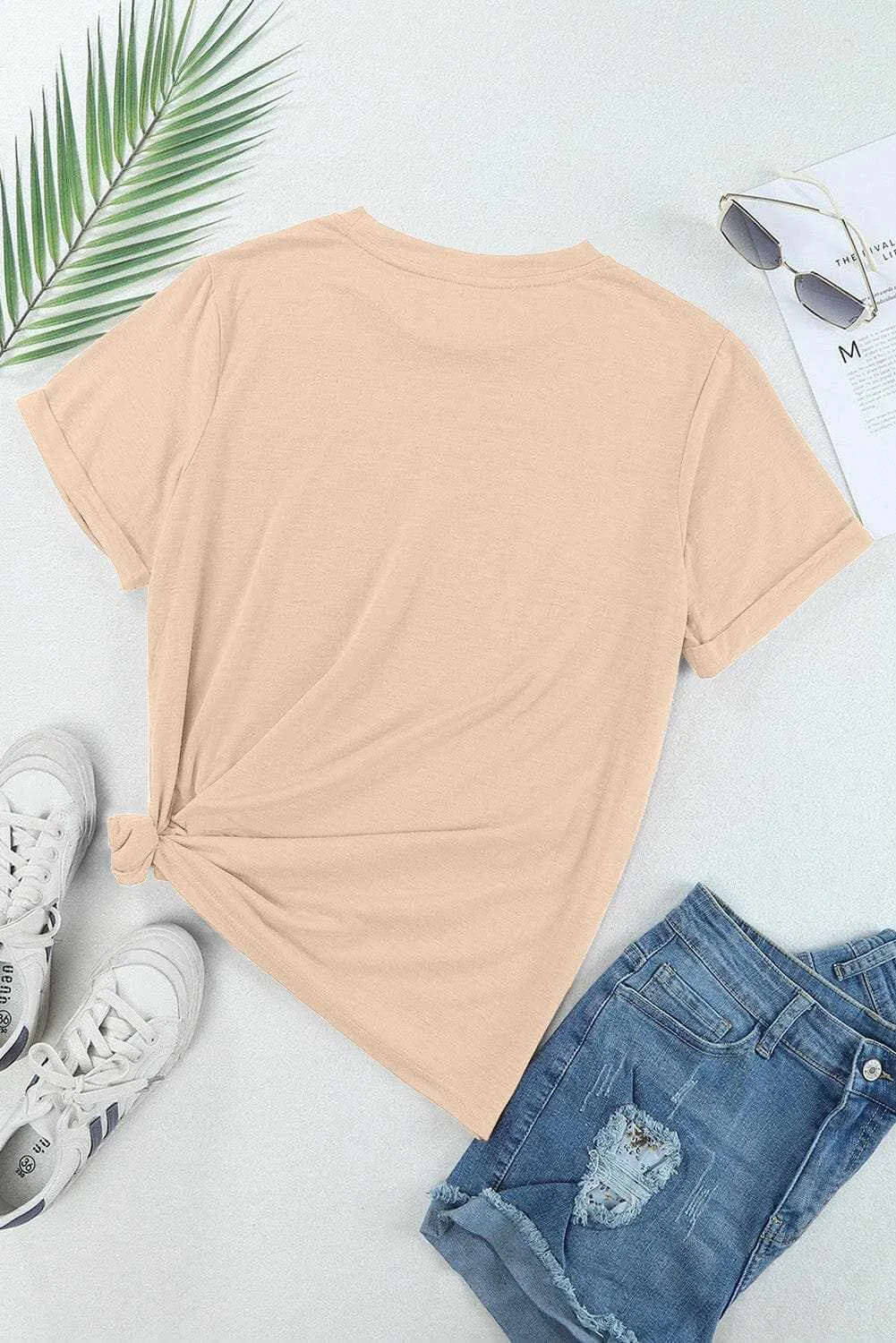 Chic hat graphic tee for casual wear