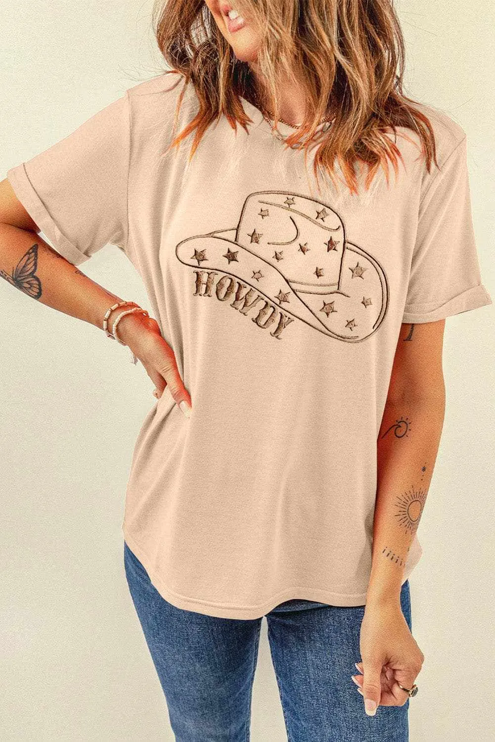 Chic hat graphic tee for casual wear